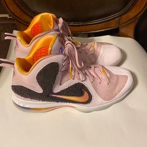 NIKE LeBron 9 REGAL PINK KING OF LA BASKETBALL MENS SIZE 9.5 nice color